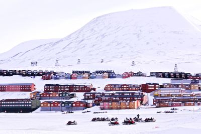 Mye av bebyggelsen på Svalbard er dårlig isolert, og svært mye energi kan spares ved å etterisolere boligene og næringsbyggene.