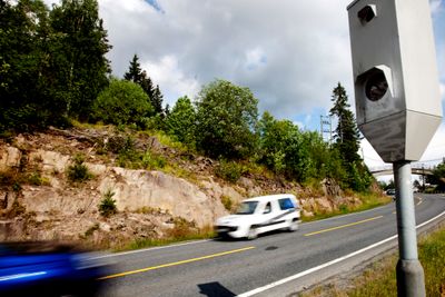 Selv om halvparten som kjører for fort forbi en fotoboks, slipper straff, sørger boksene for rundt 200 millioner kroner i inntekter til statskassen.