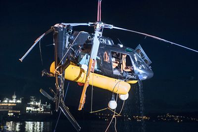 Helikopteret fikk hard medfart og styrtet da det ble truffet av en presenning under landing på yachten Bacarella i byfjorden i Bergen for to år siden.