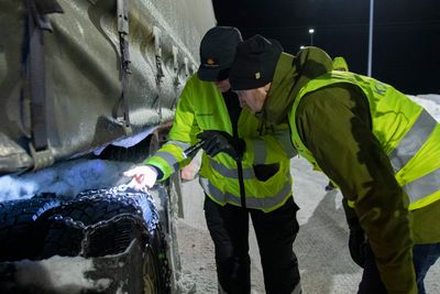 Samferdselsminister Jon Georg Dale var blant annet med Statens vegvesen på tungbilkontroll på sin Senja-tur.