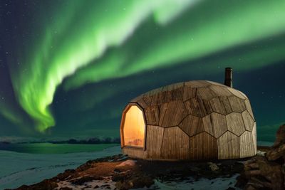 Da Den Norske Turistforening skulle bygge dagshytte i Hammerfest var det viktig med et værbestandige design, og et bærekraftig materialvalg.