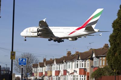 Et A380 fra Emirates går inn for landing på Heathrow i London.