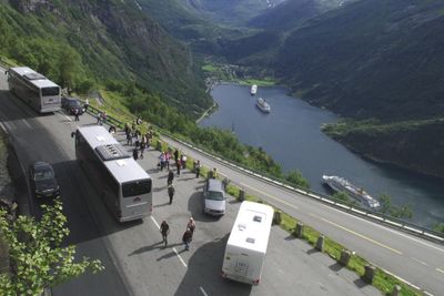 Fra et utsiktspunkt på «Ørnevegen» mot Geiranger en sommerdag. Turistskipene på Geirangerfjorden ligger nærmest i kø på fjorden. Fra i sommer blir det satt en begrensning på 6000 turister daglig med cruiseskip. Vegtrafikken er vanskeligere å regulere. 