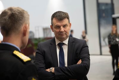 For andre gang må justisminister Tor Mikkel Wara (Frp) svare på spørsmål fra Stortinget om sine eventuelle forbindelser til den kinesiske mobil- og telegiganten Huawei.