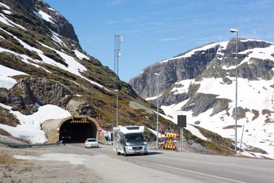 Østre portal på Haukelitunnelen. Oppgraderingen av blant annet denne tunnelen er nå utsatt et år.
