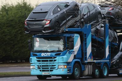 Et vogntog forlater Hondas fabrikk i Swindon. Den japanske bilgiganten  kunngjør tirsdag nedleggelsen av fabrikken, som er Hondas eneste i EU. 