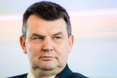 Justisminister Tor Mikkel Wara (Frp) avviser at han er inhabil i spørsmål omkring den kinesiske telegiganten Huawei.