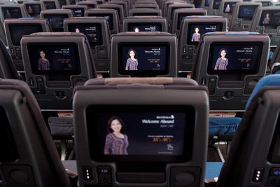 Et lite kamera nederst på skjermen på noen fly fra Singapore Airlines har vekket bekymring. Arkivfoto fra selskapets økonomikabin på A380 som ble lansert sent i 2017.
