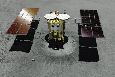 Japan Aerospace Exploration Agency (Jaxa) sin ubemannede romsonde Hayabusa2 på vei til asteroiden Ryugu. Hayabusa2 er nå 280 million kilometer fra Jorda. 