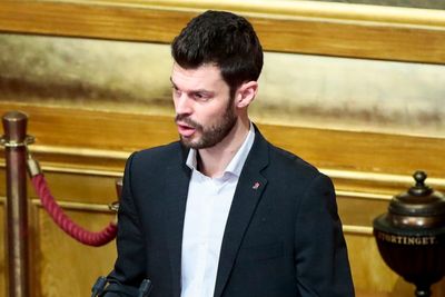 Rødt-leder Bjørnar Moxnes ber Stortinget ta stilling til et forslag om strakstiltak mot vogntog på norske veier. 