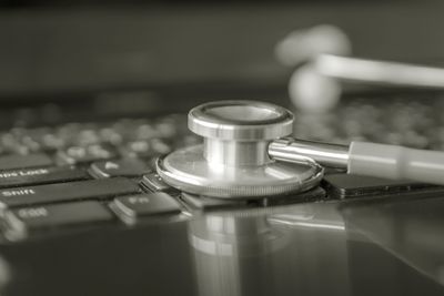 I Danmark har leger rast fordi de mener systemet stjeler tid og oppmerksomhet fra pasientbehandlingen.