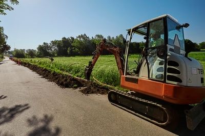 Det graves ned mye fiber i norske bygder. Kanskje kan dugnadsånden brukes til å gjøre mange ulike aktørers fiber tilgjengelig dersom noe går galt med fiberforbindelsene, enten nå feilen er hackerangrep på logikken eller gravemaskiner på tvers av fiberoptikken.