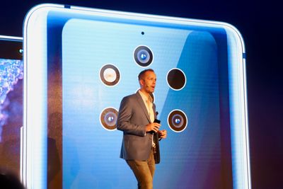 Jujo Sarvikas, Chief Product Officer i HMD, viste frem den nye Nokia 9 Pureview-mobilen på MWC i Barcelona.