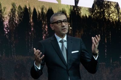 Konsernsjef Rajeev Suri i Nokia mener Europa henger mer og mer etter i 5G-kappløpet. Han kommenterte også situasjonen som har oppstått rundt Huawei.