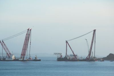 Lekterene Rambiz og Gulliver ligger ved siden av fregatten.  Søndag var kranlekterne og annet utstyr til stedet der den havarerte fregatten Helge Ingstad ligger i Hjeltefjorden.