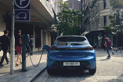 Peugeot pusher på for å selge så mange elbiler som mulig i 2020.