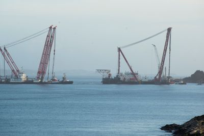 Kranlekterne Rambiz og Gulliver ligger klare til å starte arbeidet med å heve den forliste fregatten Helge Ingstad.