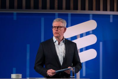 Ericssonsjef Börje Ekholm ser at store operatører har bygd opp lagre av utstyr av frykt for leveringsproblemer. Når disse nå reduseres, påvirker det salget av nytt utstyr en periode i 2023.