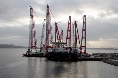 Kranskipene «Gulliver» og «Rambiz» ligger på Hanøytangen klar for å heve KNM «Helge Ingstad» så det kan transporteres tilbake til Haakonsvern.