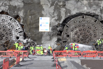 Tunnelboremaskinenes gjennomslag starter cirka 35 minutter ut i videoen.