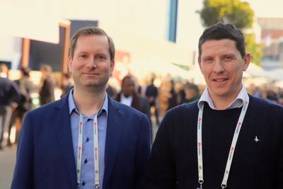 Anders Stensland (til venstre) og Matt Groom er eksperter på Hololens, og enhetsledere i Bouvet.