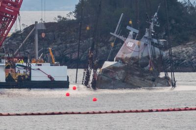 Lekterne Rambiz og Gulliver begynte natt til tirsdag å heve den havarerte fregatten KNM Helge Ingstad i Hjeltefjorden.