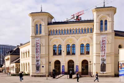 Kulturminister Trine Skei Grande foreslår å flytte Nobels Fredssenter til det gamle Samtidsmuseet på Bankplassen.