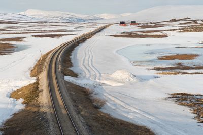 Godstoget sporet av oppe på Saltfjellet, men forårsaket skader lenger sør da vognene ble berget.