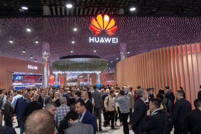 Huawei ble stengt ute fra svenske mobilnett og søker nå skadeserstatning fra Sverige. Her fra Huaweis stand på Mobile World Congress 2019 i Barcelona.