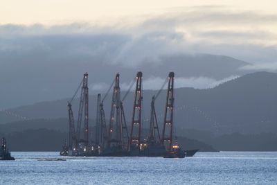 Lekterne Rambiz og Gulliver begynte tirsdag arbeidet med å heve den havarerte fregatten Helge Ingstad i Hjeltefjorden. Nå blir operasjonen flyttet til Hanøytangen.