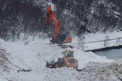 På Grande ved Geiranger sentrum har den eneste vinteråpne vegen til turistbygda vært stengt av snøskred to ganger i januar. Nå vil ordføreren ha tunnel, og det raskt. Dagens veg kan bli en framtidig spaserveg langs fjorden, sier han. 