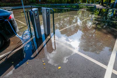 Fra mandag må man betale for å lade bilen ved Oslos 1300 kommunale ladeplasser.