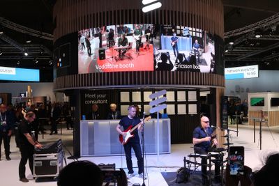 Gitarist og trommeslager på Ericssons stand under MWC19 i Barcelona. En halv kilometer unna, på Vodafone-standen stod bassist og tangentinstrumentalist. Poenget var å vise at 5G er raskt nok til at de kan spille sammen over avstander. Og det funket.