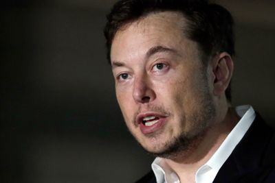 Tesla-sjef Elon Musk vil heretter kun satse på nettsalg.