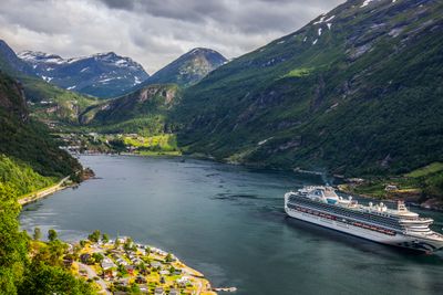 Cruiseskipet Sapphire Princess, eid av Princess Cruises, på vei ut Geirangerfjorden i Møre og Romsdal.