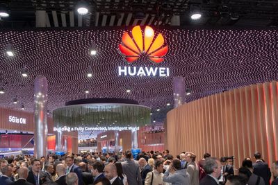 Flere land med USA i spissen anklager Huawei for å være en forlenget arm for kinesisk etterretning. I Norge har PST-sjef Benedicte Bjørndal advart mot Huawei, men sikkerhetseksperter mener at trusselen er overdreven. Bildet er fra Huaweis paviljong under Mobile World Congress i Barcelona denne uken.