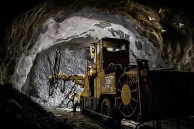 Fra tunneldrivingen i 2017, da tre kilometer av tunnelen ble sprengt ut. Massene gikk til E39 Bjørset-Skei. 