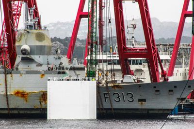 KNM Helge Ingstad står lørdag ettermiddag på lekteren som skal frakte havaristen til Haakonsvern.