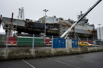 KNM Helge Ingstad er tilbake på Haakonsvern. Og i løpet av 5-6 uker vil fregatten bli midlertidig reparert, og satt på vannet