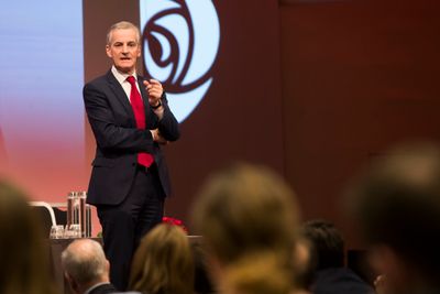 Ap-leder Jonas Gahr Støre kan vente seg et vedtak om vern av Lofoten på landsmøtet i april. Bildet er tatt under landsstyremøtet i begynnelsen av februar.