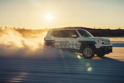 En ombygd Jeep Renegade har fått installert GKNs nye totrinns drivlinje og 120 kW elmotor.