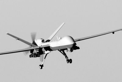 En drone som denne MQ-9 Reaper kan oppdgaes med radar eller akustiske sensorer. Den fjerntstyrte dronen kan jammes. 