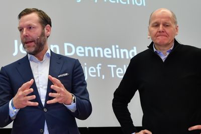 Telenor ønsker revansje over Telia, mener tidligere svensk medietopp. Til Kampanje sier Telenor at selskapet ikke kommenterer spekulasjoner og rykter. På bildet ses konsernsjefene Johan Dennelind i Telia (til venstre) og Sigve Brekke i Telenor når nettopp innholdsstrategier og mediemarkedet ble diskutert i Oslo i november 2018.