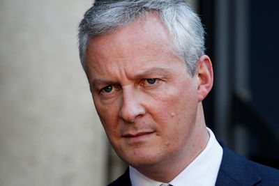 Frankrikes finansminister Bruno Le Maire legger fram et lovforslag om fransk skatt på nettkjempenes inntekter i landet.