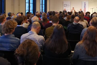 Fullsatt sal på Litteraturhuset i Oslo da sikkerheten rundt bruk av Huawei-utstyr i nettverkene ble satt under debatt.