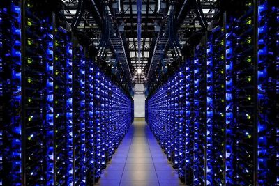 Fotografiet viser serverrack i Googles datasenter i Douglas County. Illustrasjonsfoto.