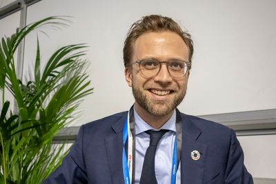 Digitaliseringsminister Nikolai Astrup var ikke fornøyd med å gå med messens standardbånd for legitimasjon som var sponset av Huawei. Han hadde fått ett fra Nokia og ett fra Ericsson også, fordi han ønsket å være nøytral.