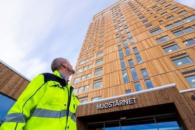 Høyt opp: 85,4 meter over bakken ligger den øverste bjelken på Mjøstårnet.