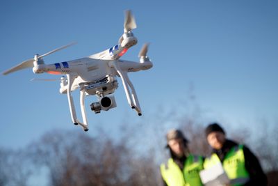 Droner kan utgjøre en fare for luftfarten, og det er derfor strenge regler for bruken, særlig i nærheten av flyplasser. 