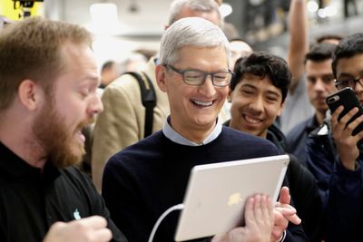 Tim Cook mener at veien til suksess ikke nødvendigvis går via høyere utdanning.